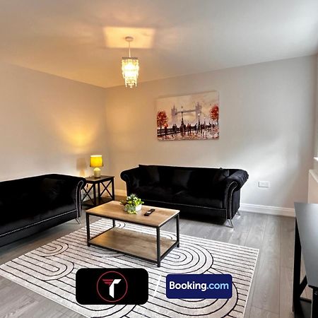 Spacious 4 Bedroom By Tara Stays Short Lets & Serviced Accommodation Aldershot With Free Wifi & Garden Eksteriør bilde