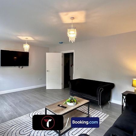 Spacious 4 Bedroom By Tara Stays Short Lets & Serviced Accommodation Aldershot With Free Wifi & Garden Eksteriør bilde
