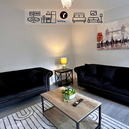 Spacious 4 Bedroom By Tara Stays Short Lets & Serviced Accommodation Aldershot With Free Wifi & Garden Eksteriør bilde