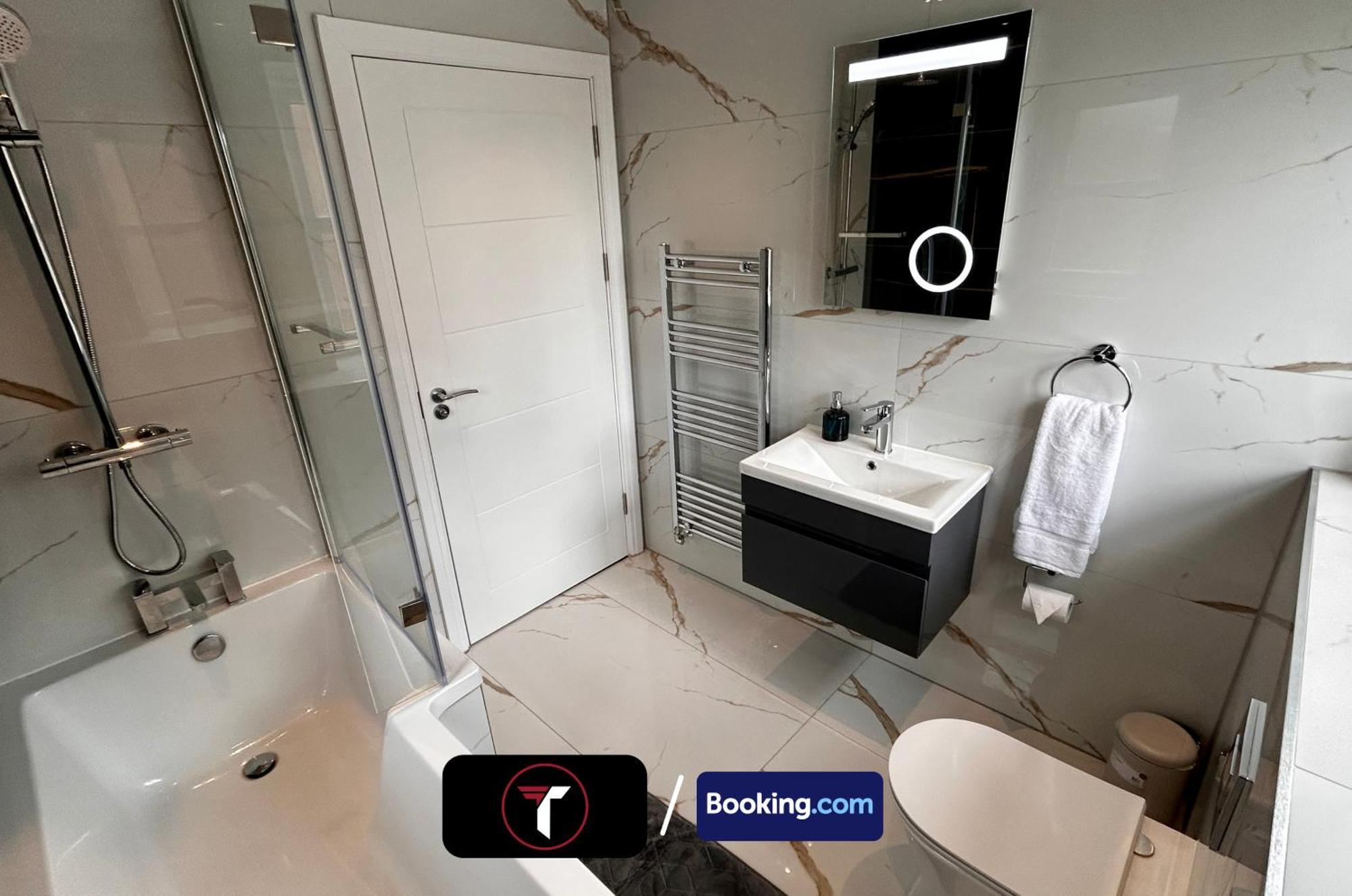 Spacious 4 Bedroom By Tara Stays Short Lets & Serviced Accommodation Aldershot With Free Wifi & Garden Eksteriør bilde