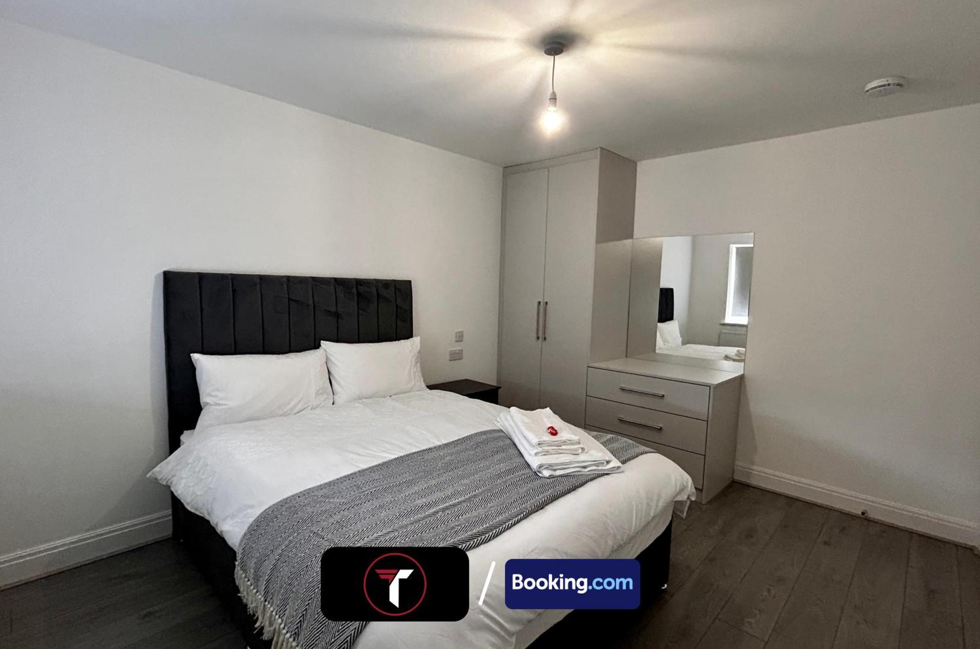 Spacious 4 Bedroom By Tara Stays Short Lets & Serviced Accommodation Aldershot With Free Wifi & Garden Eksteriør bilde