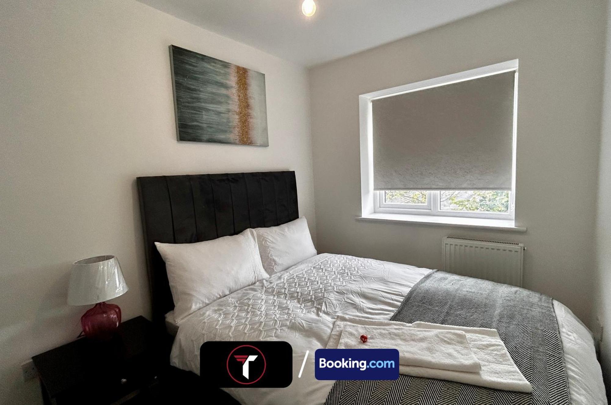Spacious 4 Bedroom By Tara Stays Short Lets & Serviced Accommodation Aldershot With Free Wifi & Garden Eksteriør bilde