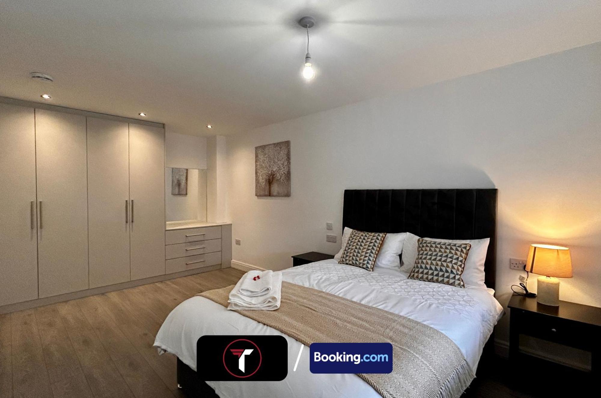 Spacious 4 Bedroom By Tara Stays Short Lets & Serviced Accommodation Aldershot With Free Wifi & Garden Eksteriør bilde